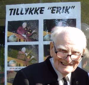 Erik Eriksson foran 'Laden' på sin 100 års fødselsdag